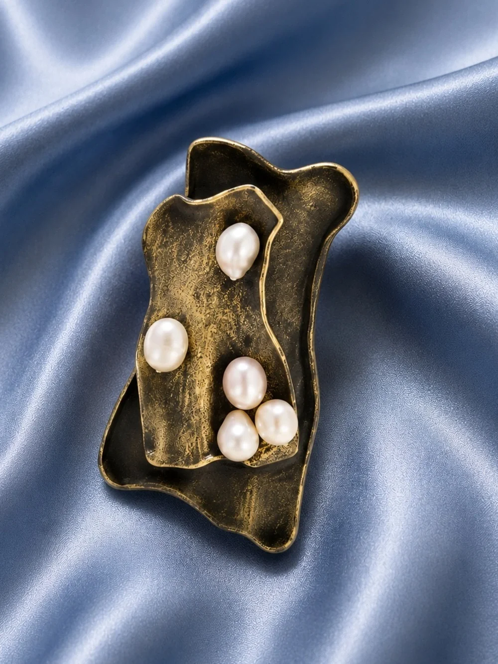 Modern Art  Abstract Brooch – Chic Minimalist Pearl Accessory
